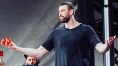 Ο Μαρκ Γκασόλ ένιωσε όπως ο... Φρέντι Μέρκιουρι στην παρέλαση των Ράπτορς! (vid)