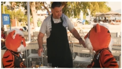 «Ντύθηκε» ταβερνιάρης ο Γιατράς στην εκπληκτική ιδέα του Προμηθέα! (vid)