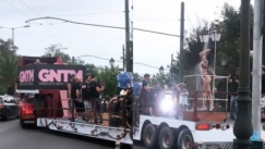 GNTM: Χαμός στην Κηφισίας με την νταλίκα της παραγωγής και τα μοντέλα που έκαναν... ντους (pics & vids)