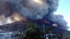 Ένας τουρίστας νεκρός μετά την έκρηξη του ηφαιστείου Στρόμπολι στην Ιταλία (pics & vid)