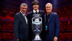 Χαμογελαστός Σάντος μαζί με Λεβ, Ντεσάμπ και στη μέση το κύπελλο του EURO 2020