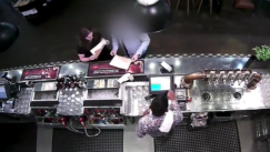 Η στιγμή της συνάντησης θύματος και φερόμενου δράστη: H 22χρονη στραγγαλίστηκε κατά την διάρκεια του σεξ (vid)