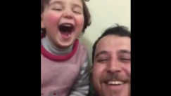 Συρία: Ηρωικός πατέρας μαθαίνει στην κόρη του να γελάει την ώρα που πέφτουν βόμβες (vid)