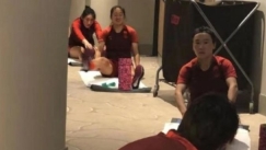 Οι παίκτριες της εθνικής Κίνας προπονούνται στους διαδρόμους του ξενοδοχείου λόγω κορωνοϊού