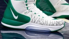 Κοροναϊός: Το μήνυμα του Καντέρ στα παπούτσια του (pic)