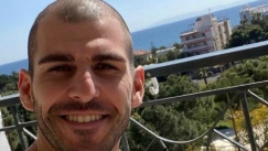 Απολαμβάνει τον καφέ του με νέο look ο Ολιβέιρα (pics)