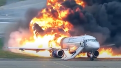 Αεροπορική τραγωδία της Μόσχας: Η συγκλονιστική στιγμή που το αεροσκάφος εκκενώνεται ενώ φλέγεται (vid)