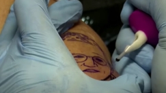 Κορονοϊός: Έκανε τατουάζ το πρόσωπο του Σουηδού «Τσιόδρα» (vid)