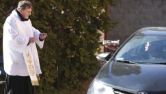 Βαρσοβία: Εξομολογούνται σε ιερείς από το αυτοκίνητο (vid)