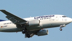 Handelsblatt: Η Μέρκελ θέλει να αποτρέψει τους αυστηρούς όρους της ΕΕ για τη Lufthansa