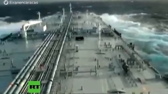 Αποστολή δίχως προηγούμενο: Ιρανικό τάνκερ μεταφέρει πετρέλαιο στη Βενεζουέλα «παλεύοντας» με τα κύματα ενώ το ακολουθούν Αμερικανοί (vid)