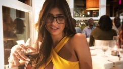 Η Mia Khalifa διάλεξε την αγαπημένη 11άδα της Premier League (pic & vids)