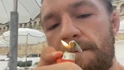 O ΜακΓκρέγκορ τράβηξε βίντεο ενώ καπνίζει ένα μεγάλο τσιγάρο και έκλεισε το μάτι στον Σέρχιο Ράμος (pics & vids)