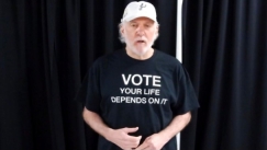 Πόποβιτς: «Όλοι οι πολιτικοί του Τραμπ είναι κότες και τον φοβούνται»