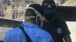 Έβαλε το μπικίνι της γυναίκας του για μάσκα, προκειμένου να φύγει από Σαντορίνη (pics)