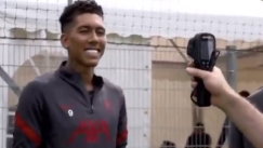 Λίβερπουλ: Ο Φιρμίνο... ποζάρει χαμογελαστός για θερμομέτρηση! (vid)