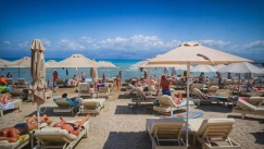 «Θα μάθω που μένεις και θα σε κανονίσω»: Επαγγελματίας σε παραλία του Ηρακλείου απείλησε κοπέλα που του ζήτησε απόδειξη