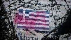Καστελόριζο: «Μισθωμένοι» τουρίστες που χρησιμοποίησαν το πλοίο της γραμμής φαίνεται πως έβαψαν την ελληνική σημαία (pic & vid)