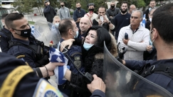 Ένταση στο Σύνταγμα: Συγκεντρωμένοι ήθελαν να καταθέσουν στεφάνι (pics & vid)