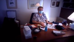 «Εσείς έρχεστε με τα πόδια;»: Παρέμβαση του Ρουβίκωνα στο ιατρείο της Ελένης Γιαμαρέλλου! (vid)