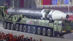 Η Βόρεια Κορέα παρουσίασε τον μεγαλύτερο διηπειρωτικό βαλλιστικό πύραυλό της: Τον μεταφέρει όχημα με 22 ρόδες! (pics & vid)