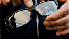 Γυναικολόγος κατέγραφε με κρυφή κάμερα σε γυαλιά τις ερωτικές του περιπτύξεις