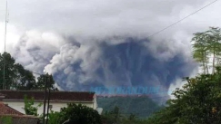 «Ξύπνησε» το ηφαίστειο Σεμέρου: Εκτόξευσε τέφρα σε ύψος 5 χιλιόμετρων (vid)