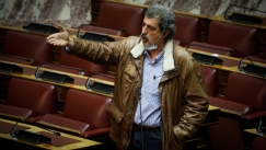 Ο Πολάκης άφησε ένα παιχνίδι - μπουλντόζα στο έδρανο του Παπαθανάση ( vid)