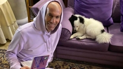 Χαλαρός Ζιντάν ποζάρει με τις ροζ πιτζάμες του διαβάζοντας βιβλίο (pic)