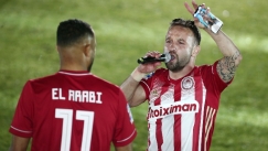 Ο Βαλμπουενά σε ρόλο παρουσιαστή, έκλεψε την παράσταση (pics, vid)