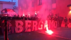 Χαμός με συνθήματα και καπνογόνα από τους οπαδούς της Αταλάντα έξω από το ξενοδοχείο (vids)