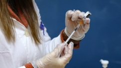 Κατά της άρσης της πατέντας για τα εμβόλια ο πρόεδρος της Pfizer, Άλμπερτ Μπουρλά