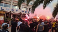 AEK: Χαμός από οπαδούς της Ένωσης έξω από το ξενοδοχείο πριν τον τελικό EHF Cup!
