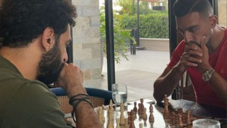 Ο Χασάν παίζει σκάκι με τον Σαλάχ