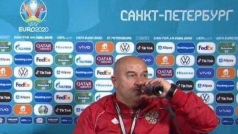 EURO 2020: Αντίθετα με τον Κριστιάνο, ο προπονητής της Ρωσίας ήπιε το αναψυκτικό στη συνέντευξη Τύπου! (vid)