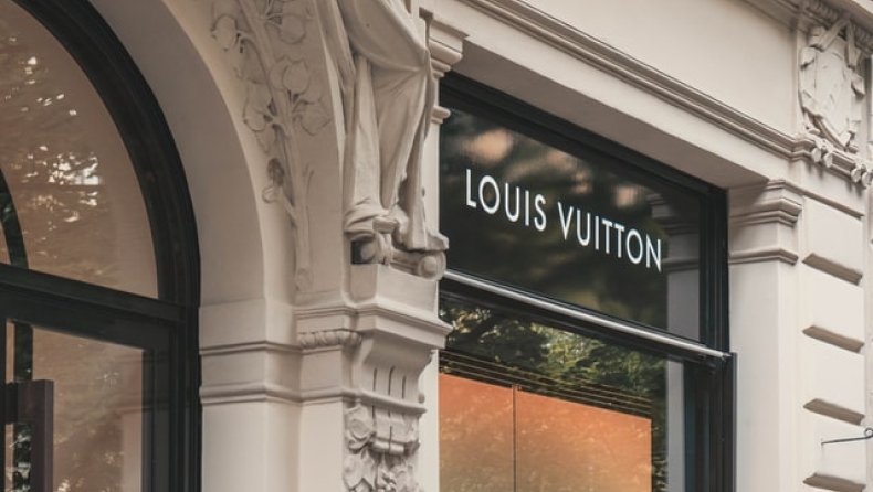 Η Louis Vuitton απέσυρε μαντήλα που είχε εμπνευστεί από την Παλαιστίνη έπειτα από αντιδράσεις (pics)