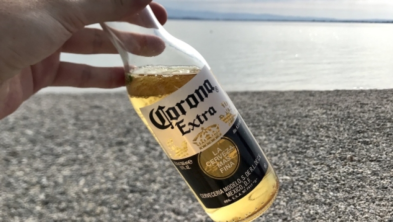 Όλα τα χρόνια, μάλλον βάζαμε λάθος το λάιμ στις μπύρες Corona (vid)