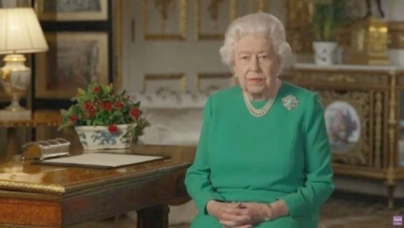  H βασίλισσα Ελισάβετ άφησε άφωνους τους ηγέτες της G7 κόβωντας τούρτα με σπαθί (vid)