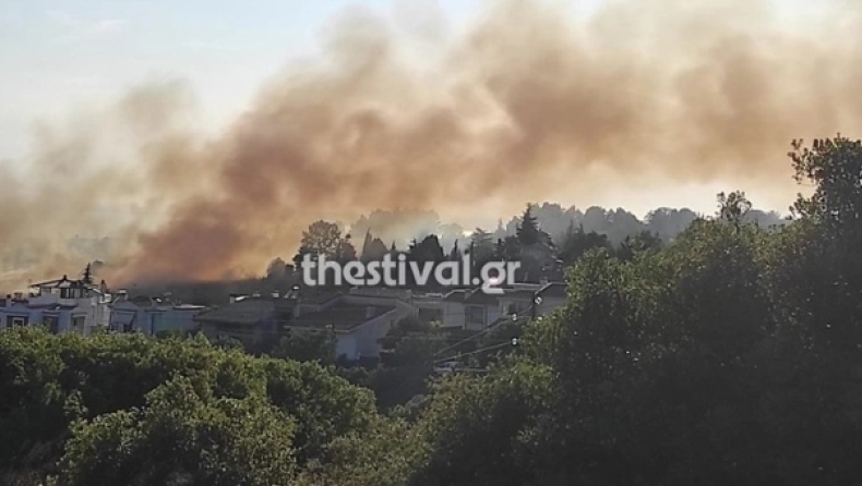 Μεγάλη πυρκαγιά στο Πανόραμα Θεσσαλονίκης απειλεί σπίτια (pic & vid)