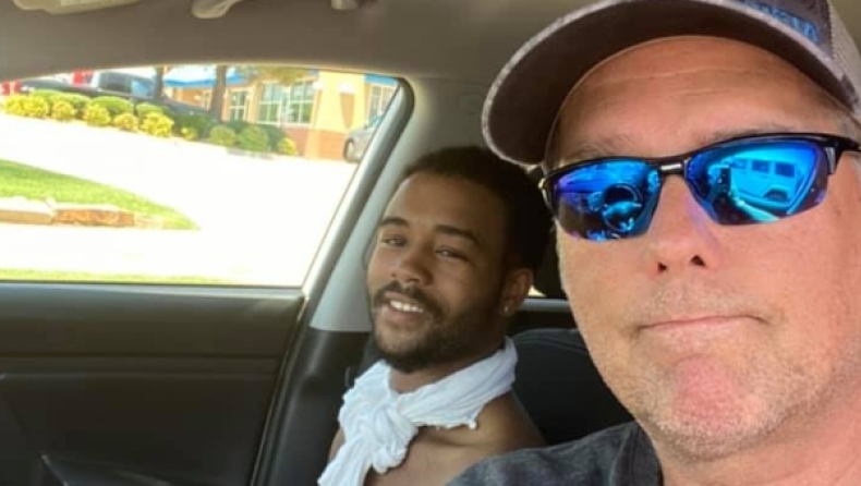 Περπατούσε 27 χιλιόμετρα τη μέρα και μόλις έγινε γνωστό του έδωσαν ποδήλατο και 49.000 δολάρια