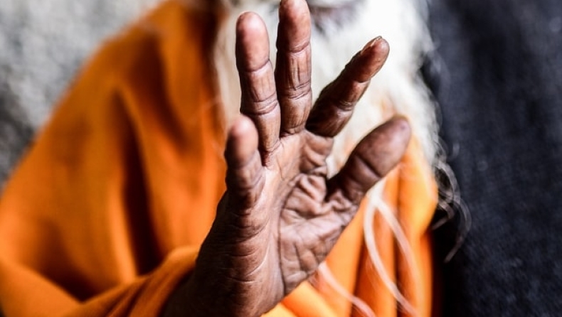Ξεσηκώθηκαν γιατροί στην Ινδία εναντίον γκουρού που προτείνει τη γιόγκα κατά του κορονοϊού