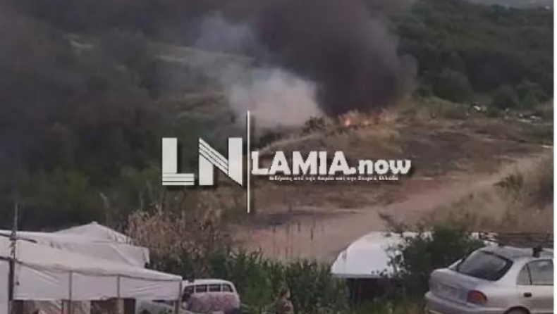 Πυροσβέστες πήγαν να σβήσουν φωτιά στη Λαμία και δέχθηκαν πέτρες