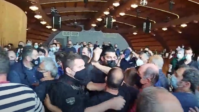 Ξύλο μεταξύ διαδηλωτών και αστυνομίας στο συνέδριο του Εργατικού Κέντρου στην Κοζάνη (vid)