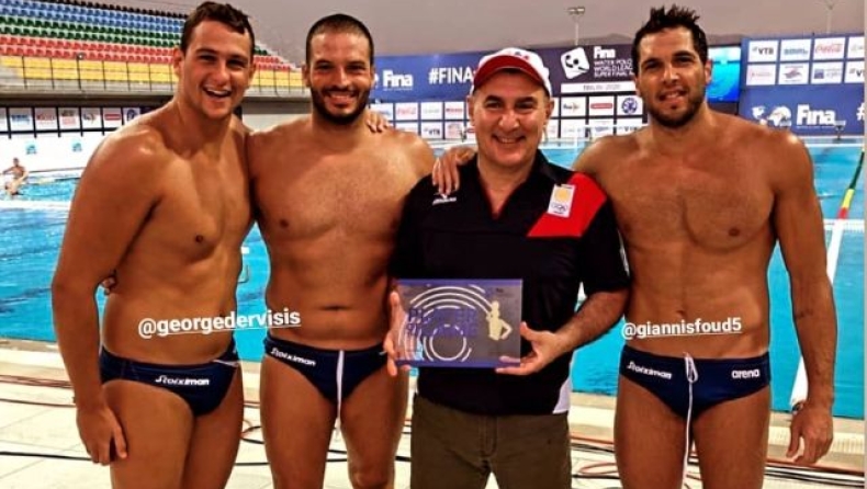«Δίπλα» στην εθνική ομάδα πόλο της Ελλάδος ο "θρυλικός" Κάχι Καχιασβίλι (pic)