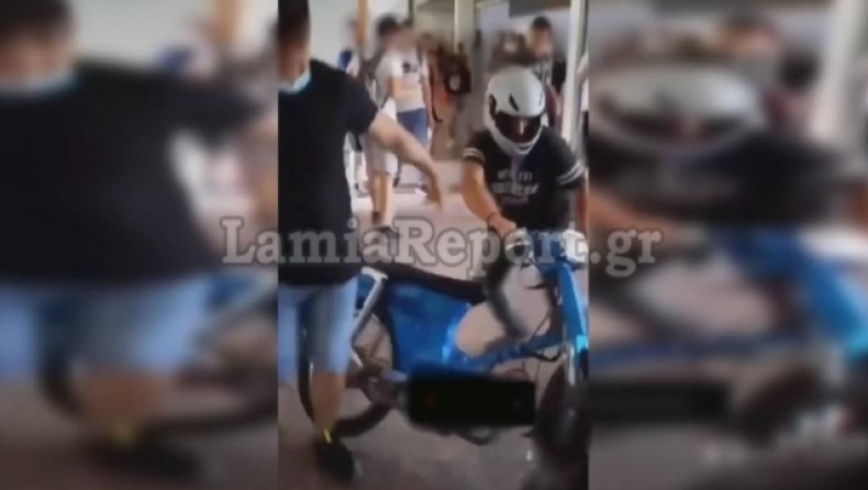 Μαθητής στην Λαμία «μπούκαρε» με το μηχανάκι στους διαδρόμους του σχολείου, έτρεχαν να τον σταματήσουν οι καθηγητές (vid)