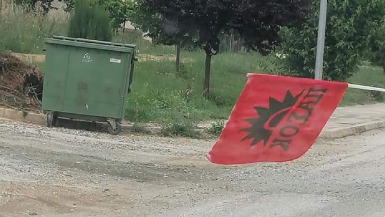 Στην Κομοτηνή ρυθμίζουν την κυκλοφορία με… κόκκινες σημαίες του ΠΑΣΟΚ (pics)