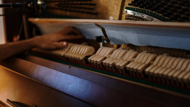 Aποκαθίσταται πιάνο 100 ετών που βρέθηκε διαλυμένο στο πεζοδρόμιο