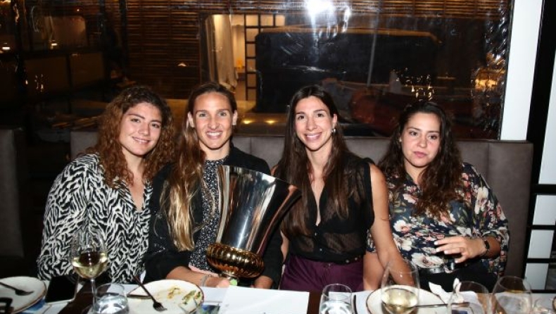 Τα κορίτσια του Ολυμπιακού γιόρτασαν με δείπνο το τρεμπλ (pics)