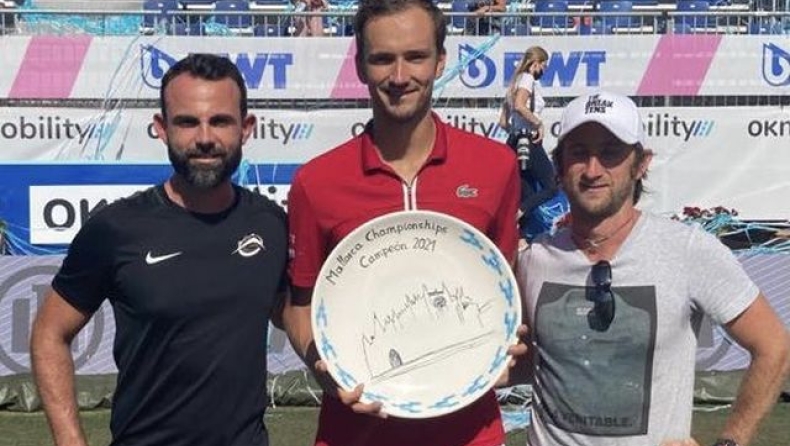 Πάει ... κουπάτος στο Wimbledon ο Μεντβέντεφ (vids)