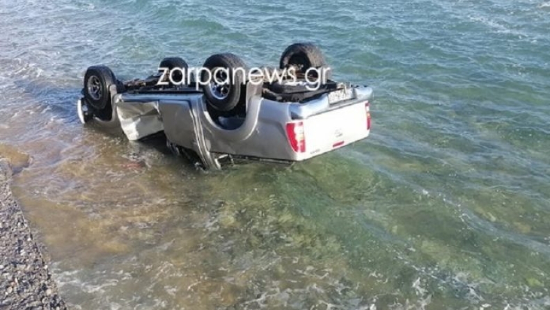 Αυτοκίνητο στην Κρήτη βρέθηκε τούμπα στη θάλασσα (pics)